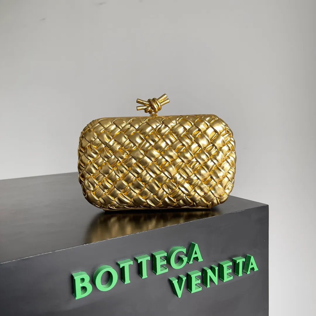 Batch 1860 BV Knot | The classic return of the evening bag. Original leather ➕ Stainless steel hardware ➕ 24k real gold plating ➕ Fully handmade. Those who know the history of our brand should have heard that the knot is a story of Bottega Veneta, and it is also one of the more important design elements. Matthieu Blazy's work this season sublimates Knot's classics, with a new knot design and a woven shoulder strap, plus Fouland Intreccio's weaving technology, adding some fashion to the retro and nostalgic feel of the past. Style number: 717622 Size: 20.5*6*12.5